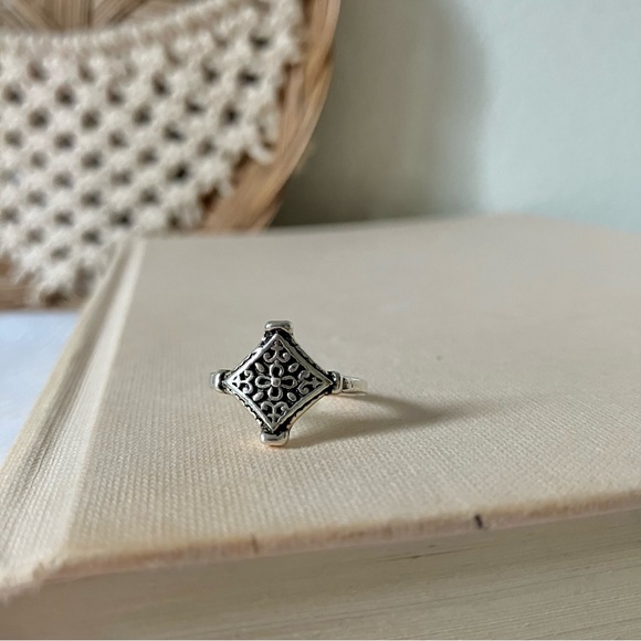 None Jewelry - Elegant Silver Filigree Ring